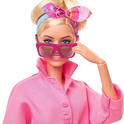 Barbie the Movie - Pink Power Jumpsuit com óculos de sol rosa e lenço no cabelo