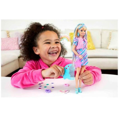 Menina sorridente a pentear a Barbie Totally Hair numa mesa