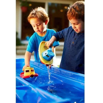 Crianças a brincar com o Barco Rebocador Topo Amarelo numa piscina de água