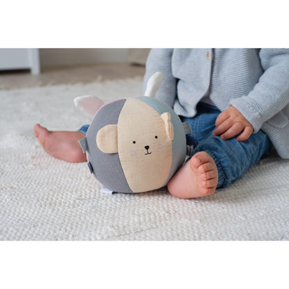 Bola de Pano Teddy & Bunny: bola de pano no chão junto aos pés de uma criança