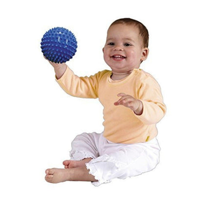 Bebé sentado a segurar a Bola Sensorial Azul com a mão no ar