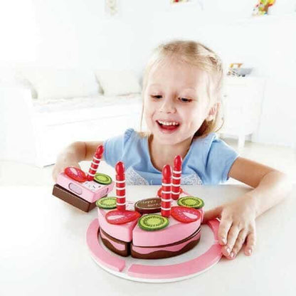 Menina a brincar com o Bolo De Aniversário com Duplo Sabor