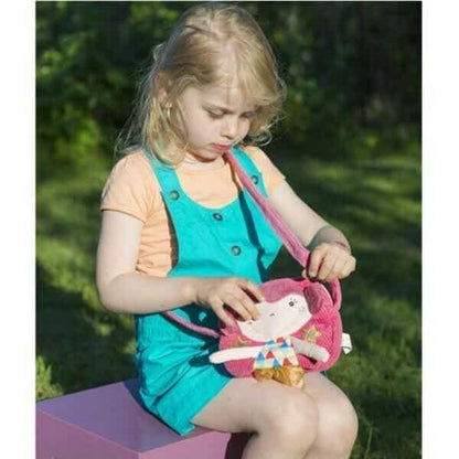 Menina sentada a abrir a Bolsa Betty