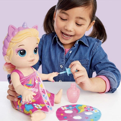 Menina a pintar as unhas da boneca Baby Alive Dia de Spa