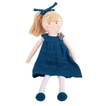 Boneca com Vestido Azul sentada de pernas cruzadas