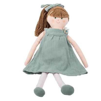 Boneca de Pano com Vestido verde sentada com pernas cruzadas