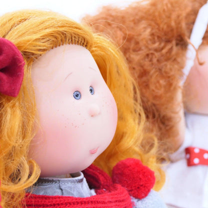 Rosto da Boneca Mia com sardas e laço vermelho em grande plano