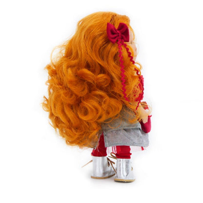 Boneca Mia vista de costas com laço vermelho no cabelo