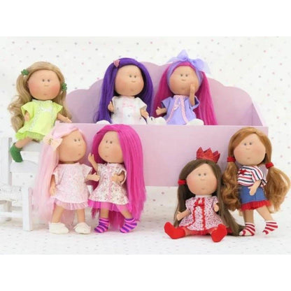 Boneca Mia de cabelo rosa sentada com outras bonecas num sofá