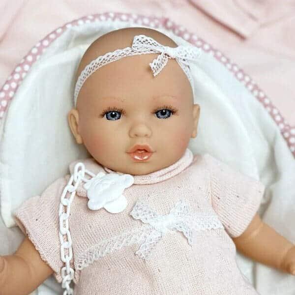 Apresentamos Boneca Petite Baby com alcofa com o SKU 42045122 recomendado para + 3 anos