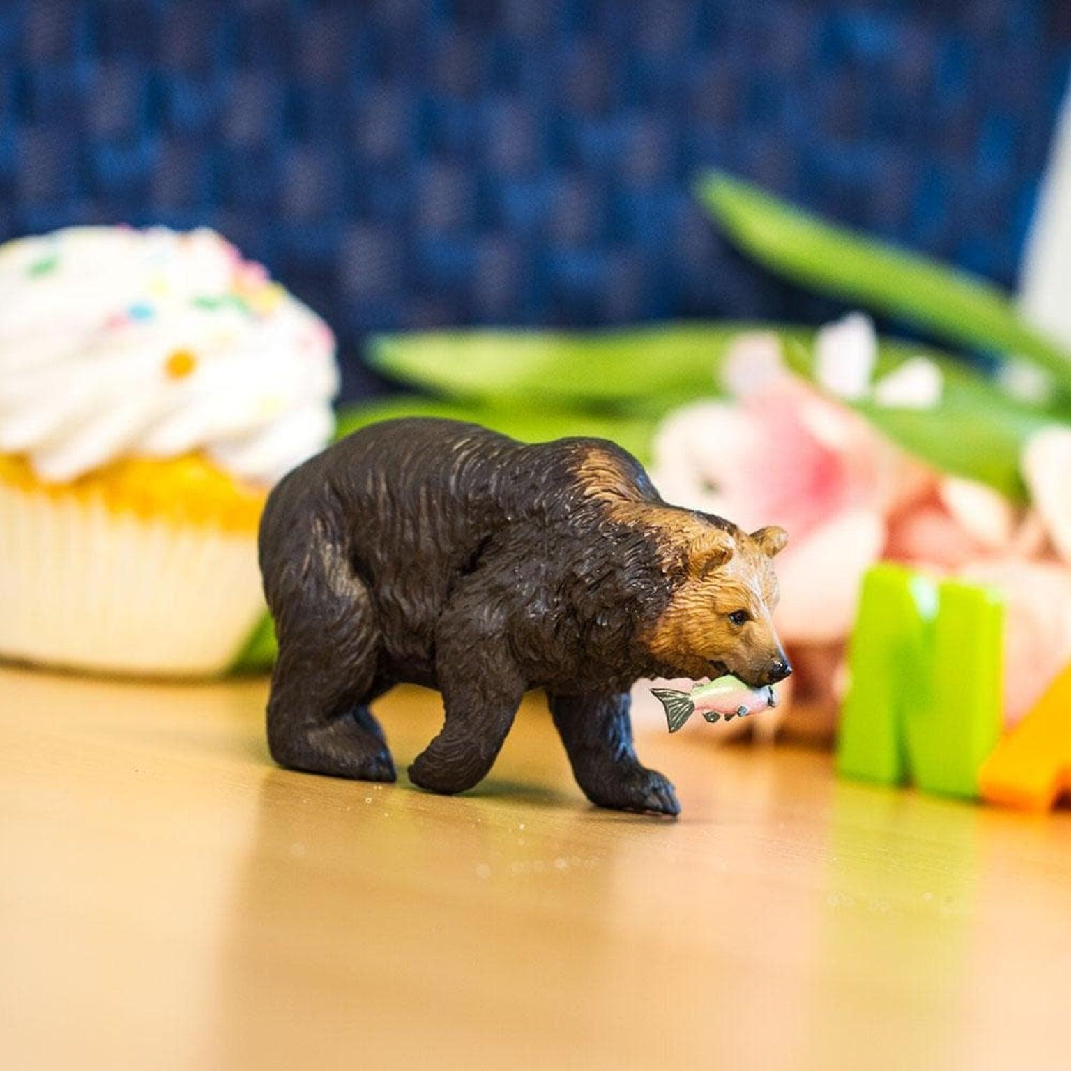 Apresentamos Figura de borracha - Urso Pardo com salmão com o SKU 438192923 recomendado para + 3 anos