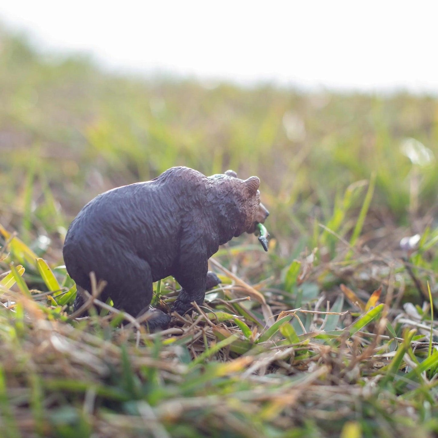 Apresentamos Figura de borracha - Urso Pardo com salmão com o SKU 438192923 recomendado para + 3 anos