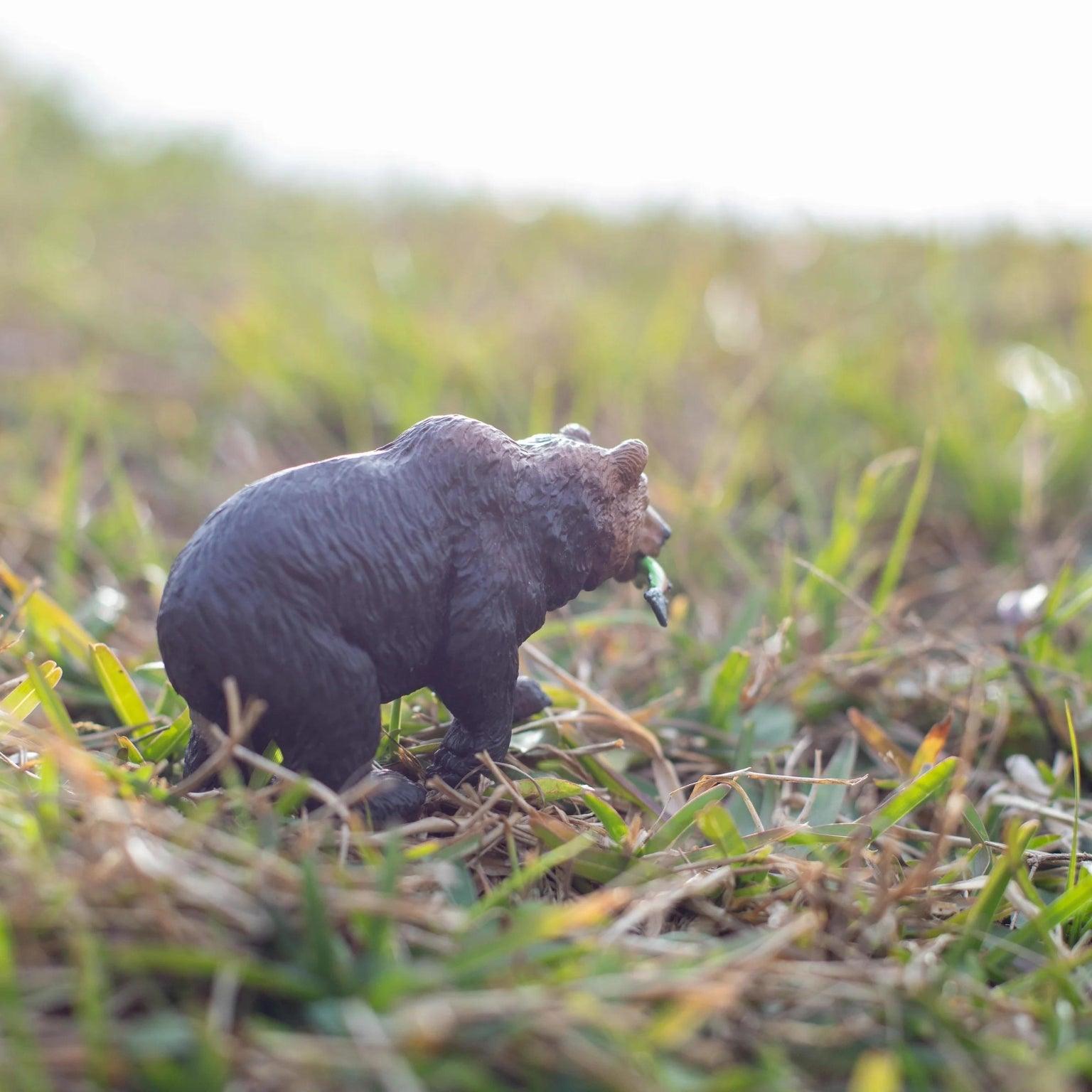 Apresentamos Figura de borracha - Urso Pardo com salmão com o SKU 438192923 recomendado para + 3 anos