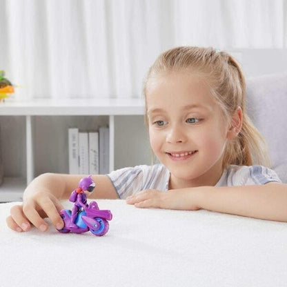Petronix Defenders Emma's Pet Mobile & Kitt-10: menina a brincar com a mota numa mesa