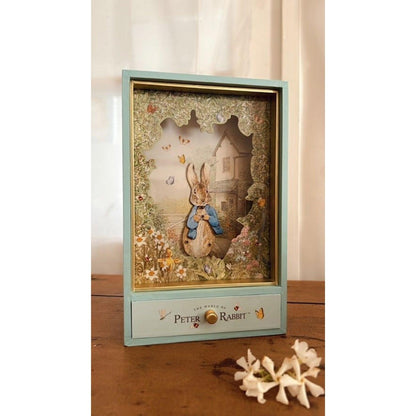 Caixa Peter Rabbit Garden vista de frente sobre uma mesa, com gaveta fechada