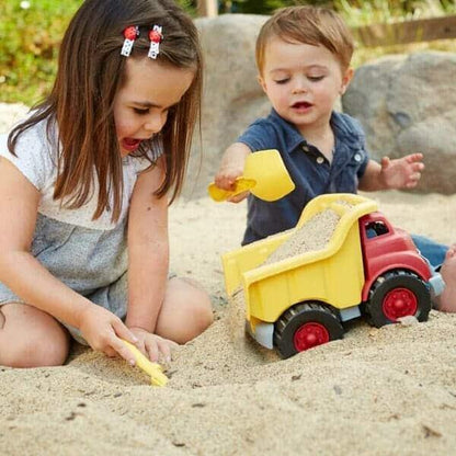 Crianças a brincar com o Camião Dumper na areia
