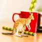 Apresentamos Figura de borracha - Canguru Vermelho com cria com o SKU 430010823 recomendado para + 3 anos