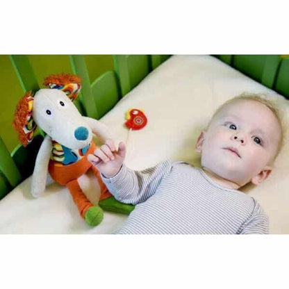 Bebé deitado junto ao Cão de Peluche Musical