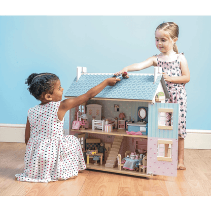 Duas meninas a brincar com a Casa de Bonecas Bay Tree House aberta