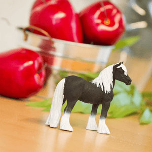 Apresentamos Figura de borracha – Garanhão Gypsy Vanner com o SKU 435030525 recomendado para + 3 anos