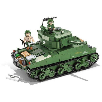 Tanque Sherman M4A3E2 Jumbo montado com figuras de soldados