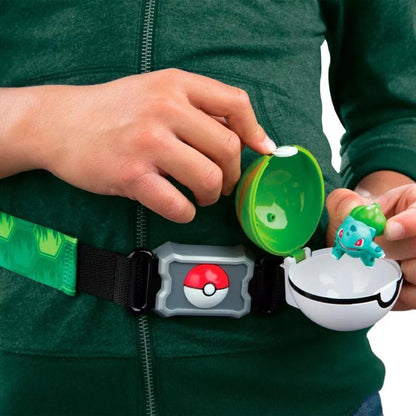 Criança a usar o Cinto de Treinador Pokémon e a tirar o Bulbasaur de uma Poké Ball