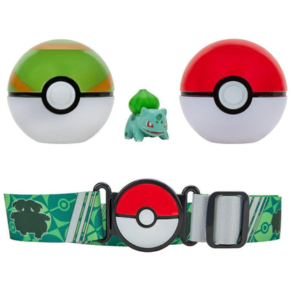 Conteúdo do Cinto de Treinador Pokémon: duas Poké Balls, figura Bulbasaur e cinto verde