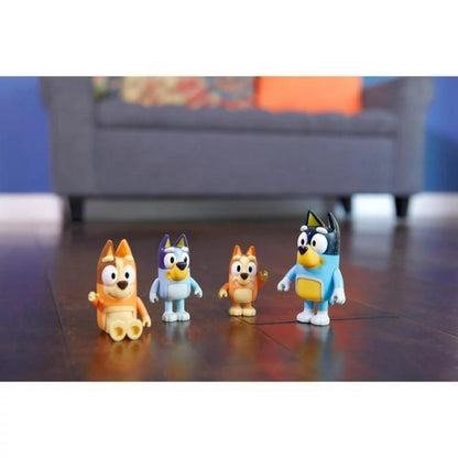 Figuras da família Bluey no chão da sala