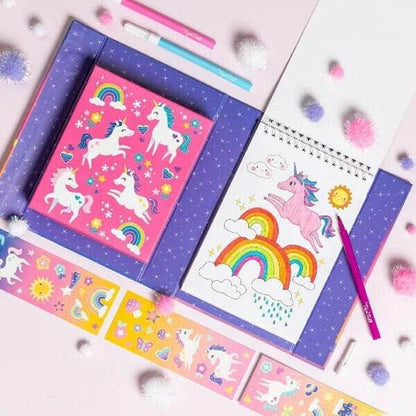 Conjunto colorir Unicórnio Mágico aberto, com cadernos de unicórnios, autocolantes e marcadores