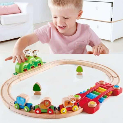 Conjunto Comboio com música: criança a brincar com o circuito de comboio e xilofone