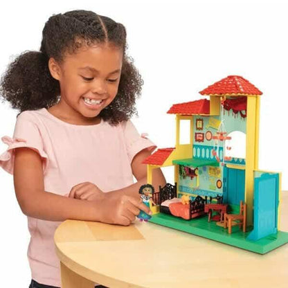 Menina a brincar com o Conjunto Encanto Habitação Mágica Maribel