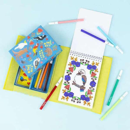Bloco com desenho colorido de pássaros e marcadores à volta