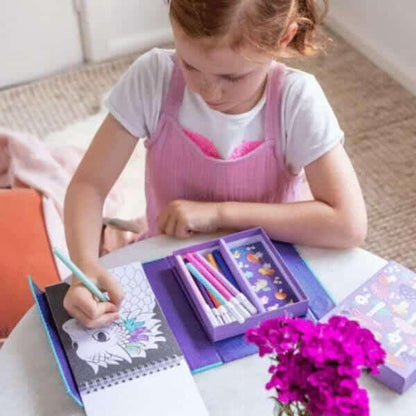 Menina a colorir com o Conjunto para Colorir Floresta Mística