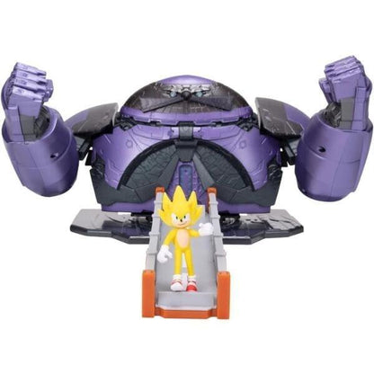 Robot Eggman gigante roxo de frente com figura do Super Sonic dourado na rampa