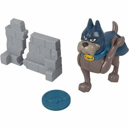 Figura do cão Ace com capa, disco azul e blocos de muro cinzentos