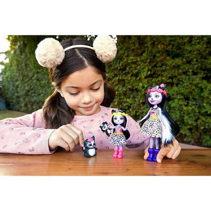 Enchantimals Sage e Sabella Sunk com menina a brincar ao ar livre