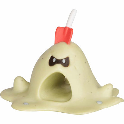 Figura Pokémon Sandygast em forma de monte de areia com pá vermelha