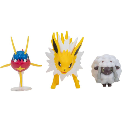 Figuras de Batalha Pokémon: Carvanha, Jolteon e Wooloo lado a lado