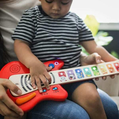 Guitarra Magic Touch: criança a tocar as teclas da guitarra vermelha