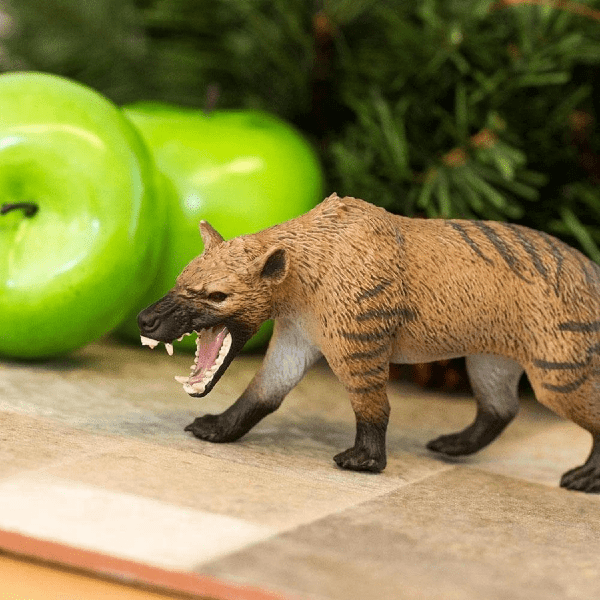 Apresentamos Figura de borracha - Hienodonte com o SKU 430012623 recomendado para + 3 anos