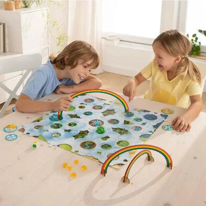 Duas crianças a jogar o Jogo Amigos Arco-Íris numa mesa