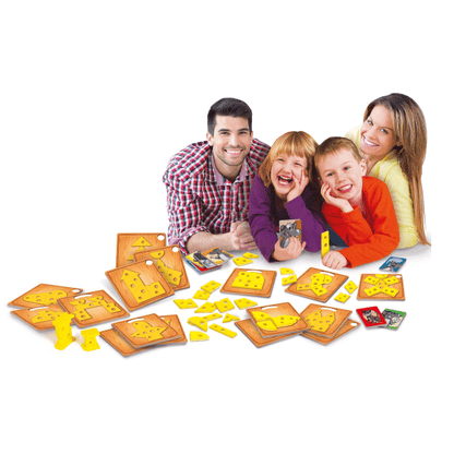 Família a jogar ao Jogo Cheese à mesa
