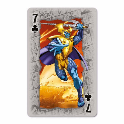 Carta 7 de paus do baralho Marvel com herói de fato dourado