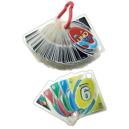 Cartas transparentes do Uno H2O To Go presas no mosquetão vermelho, com cartas em leque