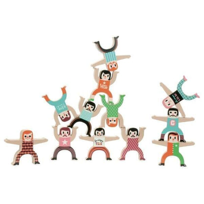 Jogo de Equilibrismo Acrobatas: acrobatas de madeira empilhados numa torre em equilíbrio