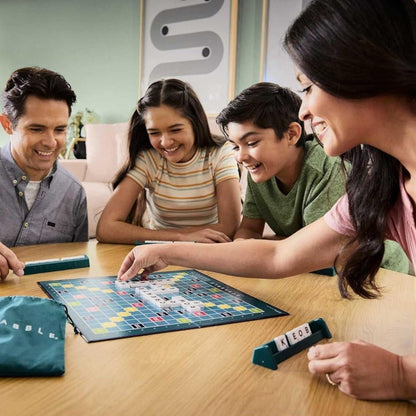 Família a jogar ao Jogo Scrabble Original numa mesa da sala