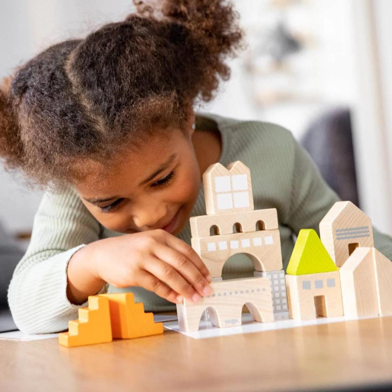 Apresentamos Jogo Educativo Pequeno Arquitecto com o SKU 810631323 recomendado para + 5 anos