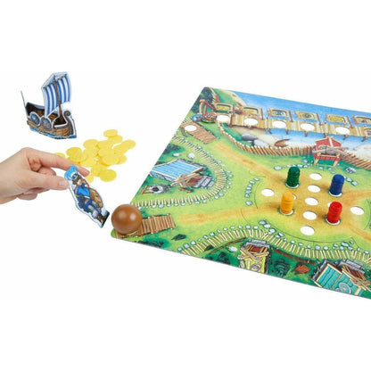 Mão a jogar O Vale dos Vikings com a bola e os barris
