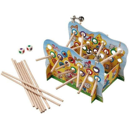 Jogo Quieto Como um Rato! montado com varetas de madeira, dados e sino