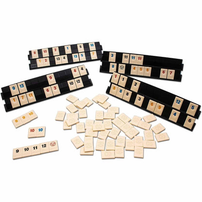 Conteúdo do Jogo Rummikub Original: quatro suportes pretos e peças numeradas espalhadas